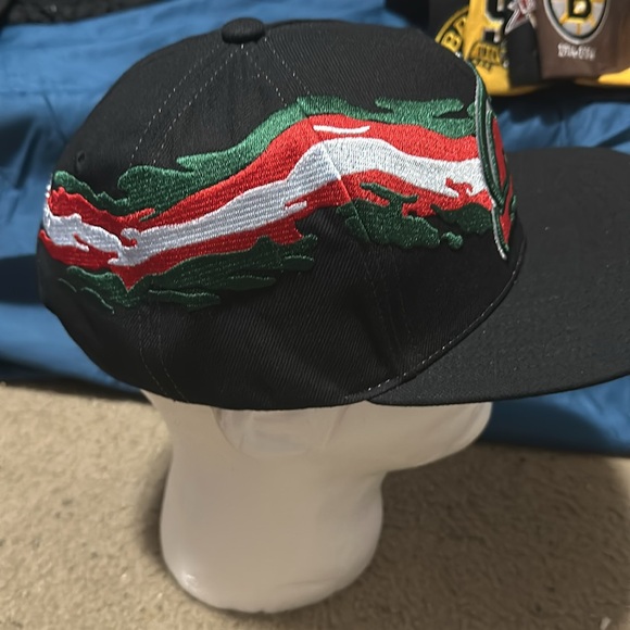 New Jersey Devils Hat - Picture 2 of 5